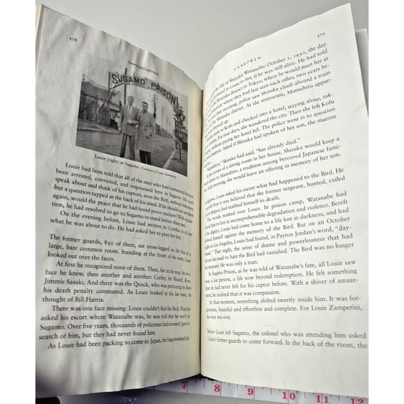 Unbroken – A Powerful True Story of Survival & Redemption by Laura Hillenbrand - Picture 7 of 8